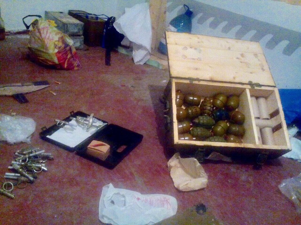 Аброськин: полиция и СБУ нашли в Курахово двух наркоманов с оружием: выявлены ружье, автомат, гранаты и запалы