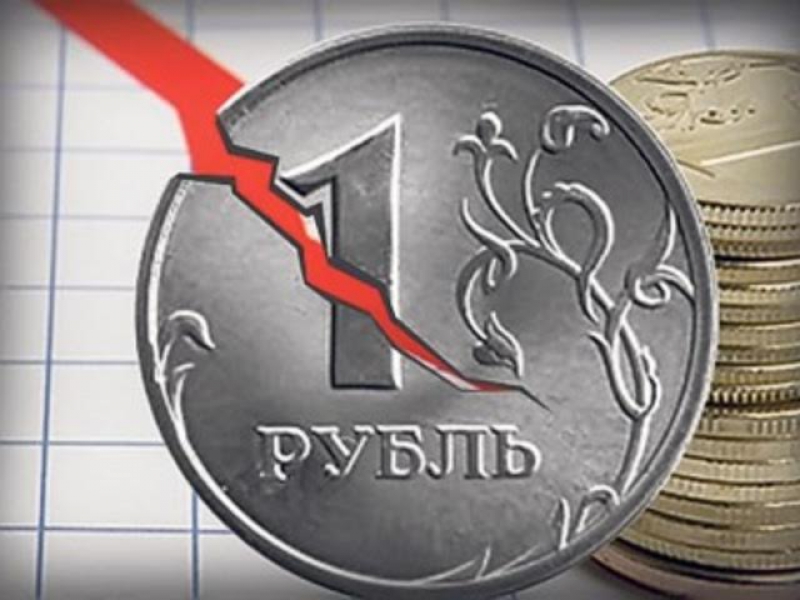 Российский рубль продолжает падать после санкций США: СМИ сообщили о новом антирекорде российской валюты к доллару и евро
