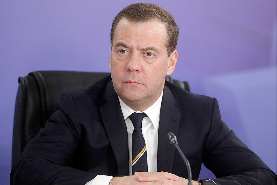 Медведев насмешил Сеть поздравлением с 8 Марта: "Показал навыки сурдопереводчика", - видео