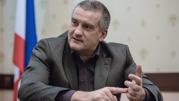 Аксенов призвал найти альтернативу Visa и MasterCard в Крыму за полгода