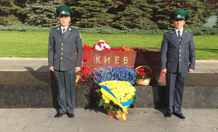 Сокрушительный удар по российской "забывчивости": мемориал Киеву у кремлевской стены украсили желто-голубыми цветами