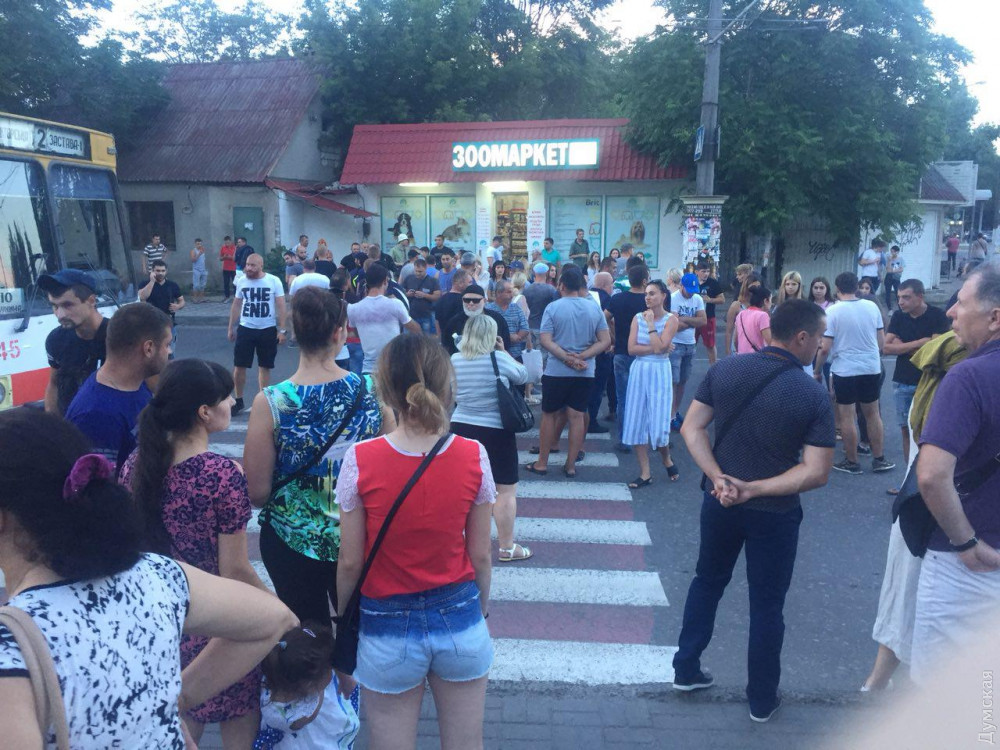 Десятки людей в Одессе перекрывали проезжую часть, требуя освободить подозреваемых в разбое