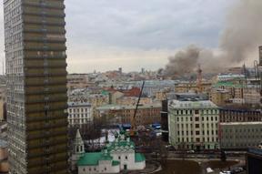 В центре Москвы большой столб черного дыма