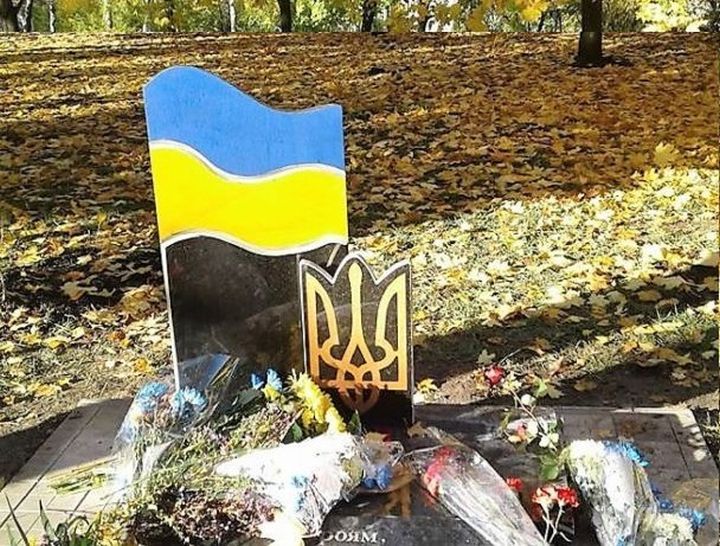 На Донбассе в Константиновке вандалы разрушили памятник погибшим бойцам АТО - местные жители возмущены и выдвинули требование к властям