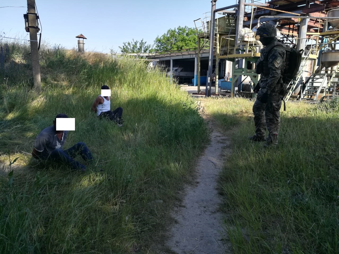 Силовики спасли 30 рабов на заводе под Одессой, все они из Украины, в том числе из Крыма: кадры