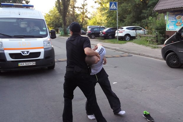 В Киеве полиция применила силу к неадекватному водителю, который после наезда на ребенка пытался сбежать с места ДТП