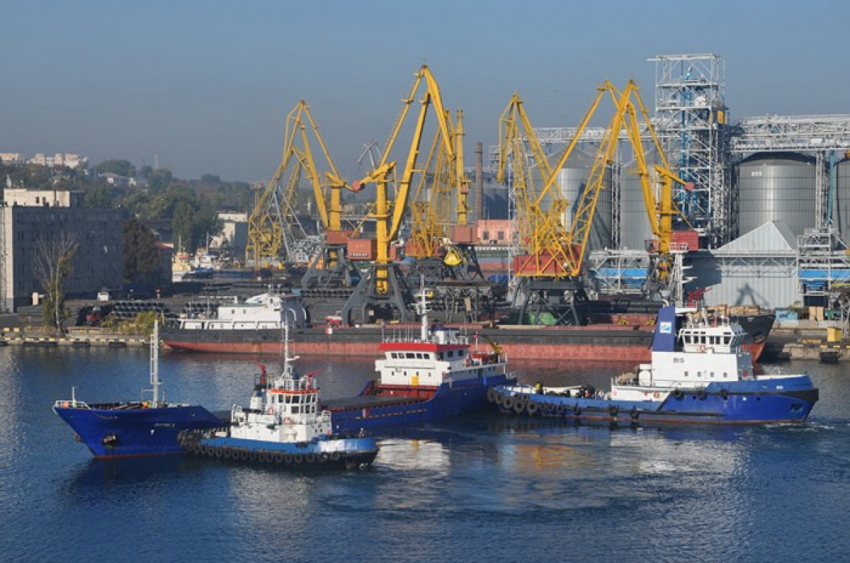 В порту под Одессой прямо под открытым небом лежат тонны аммиачной селитры