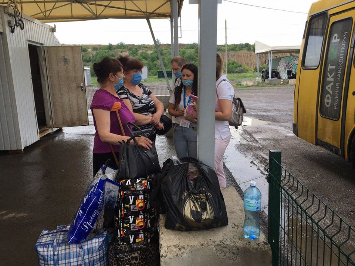 Как пенсионеры прорывались через блокпосты на Донбассе: "Около трех часов с сумками и костылями пешком шли к Еленовке..."