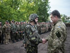 Порошенко распорядился отправить в Донбасс военкомов. Их места отдал контуженным бойцам АТО