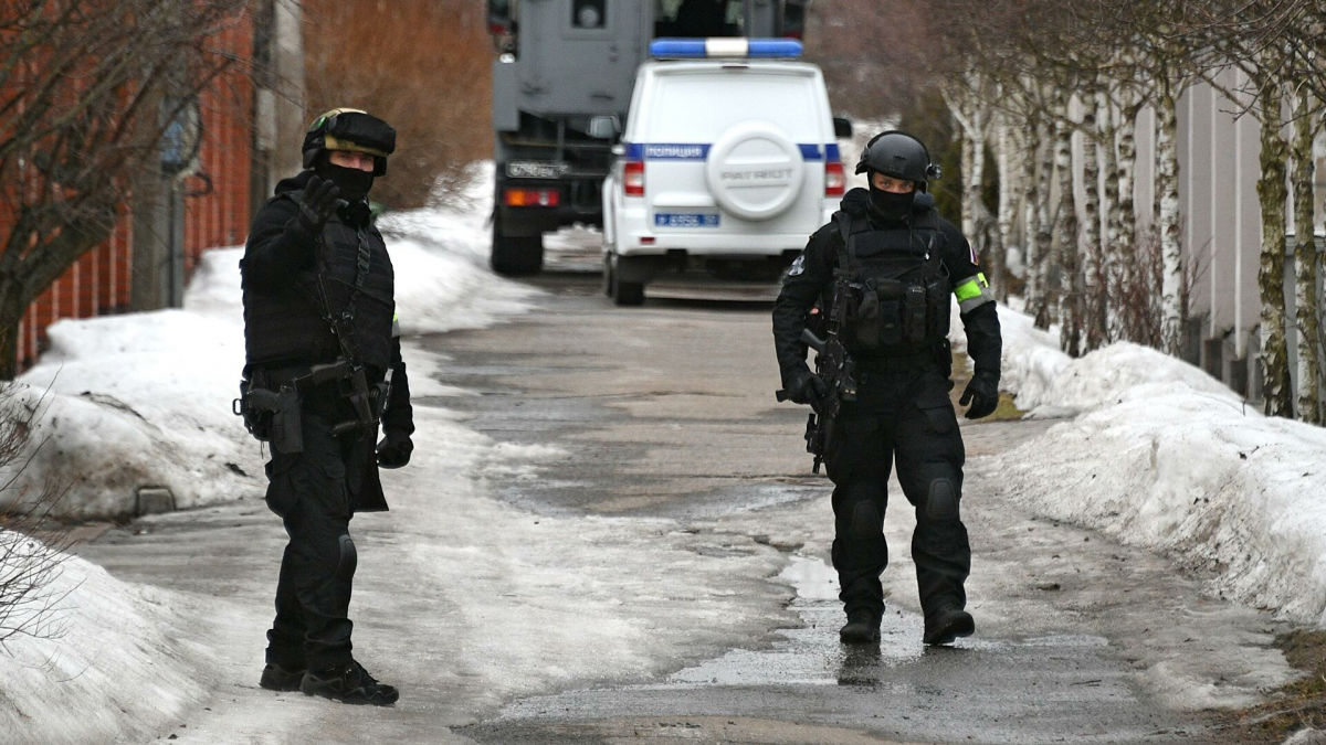 Штурм дома в Подмосковье провалился: спецназ Росгвардии отступил с потерями, пенсионер не сдается