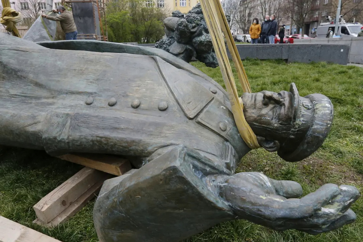 Унитаз на месте памятника Коневу: в Праге 9 мая показали, как относятся к маршалу СССР