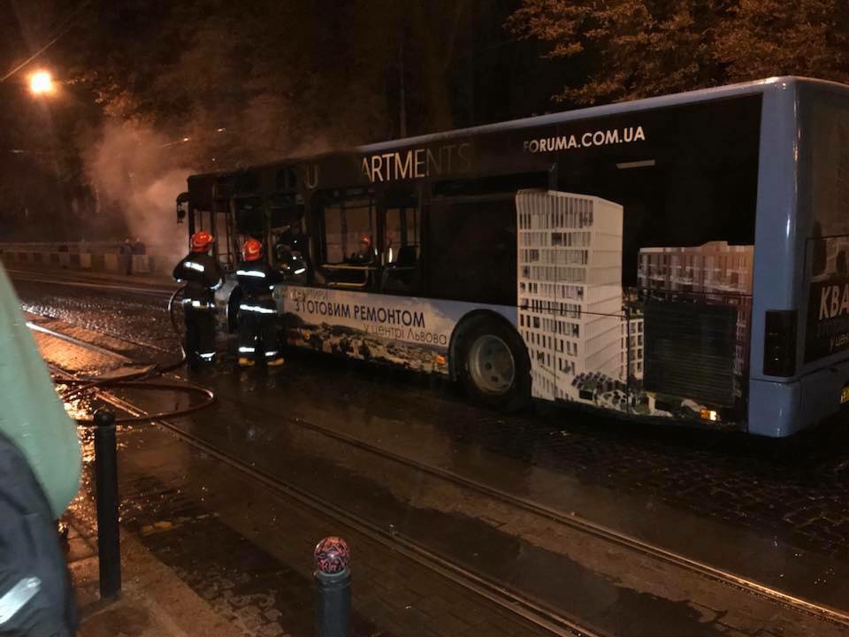 Автобус, полный туристов, загорелся прямо на ходу: подробности ЧП во Львовской области - кадры