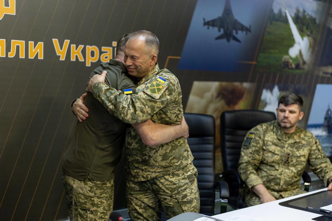 Теплые объятия и рукопожатия: Сырский показал передачу полномочий Драпатому