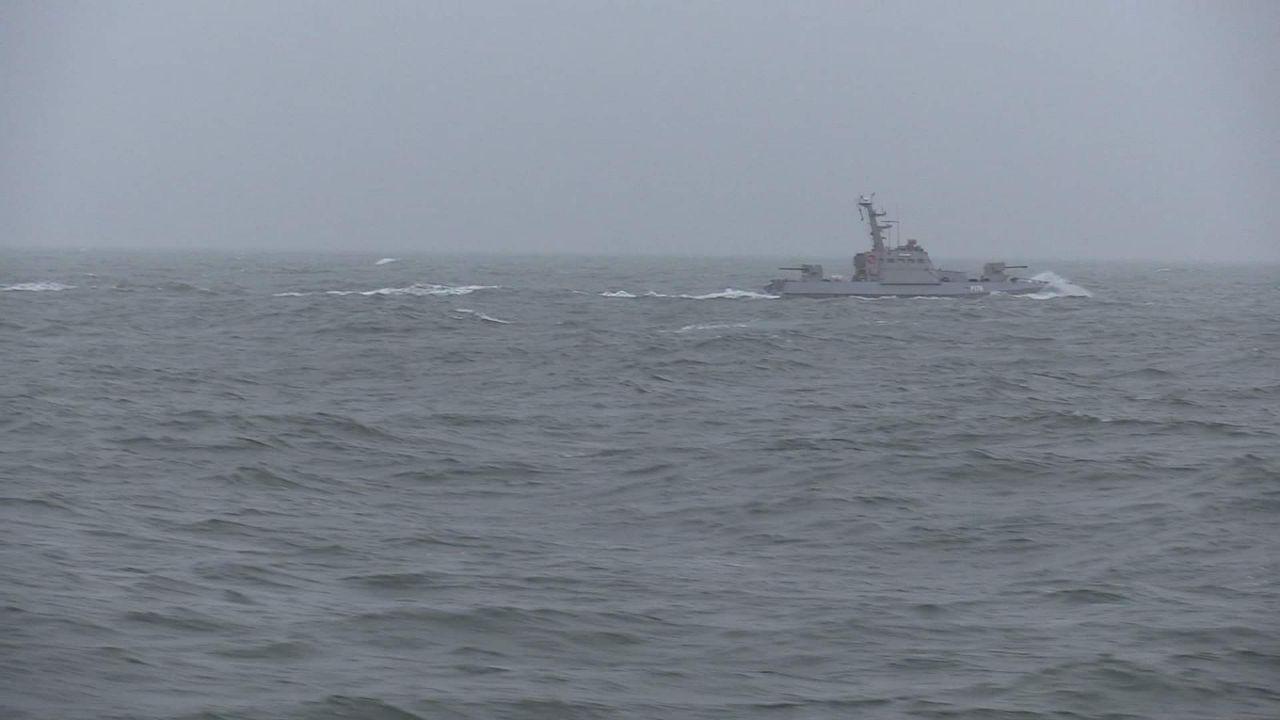 Россияне не решились приблизиться к украинским морякам: военные катера ВМСУ успешно отработали стрельбы - кадры