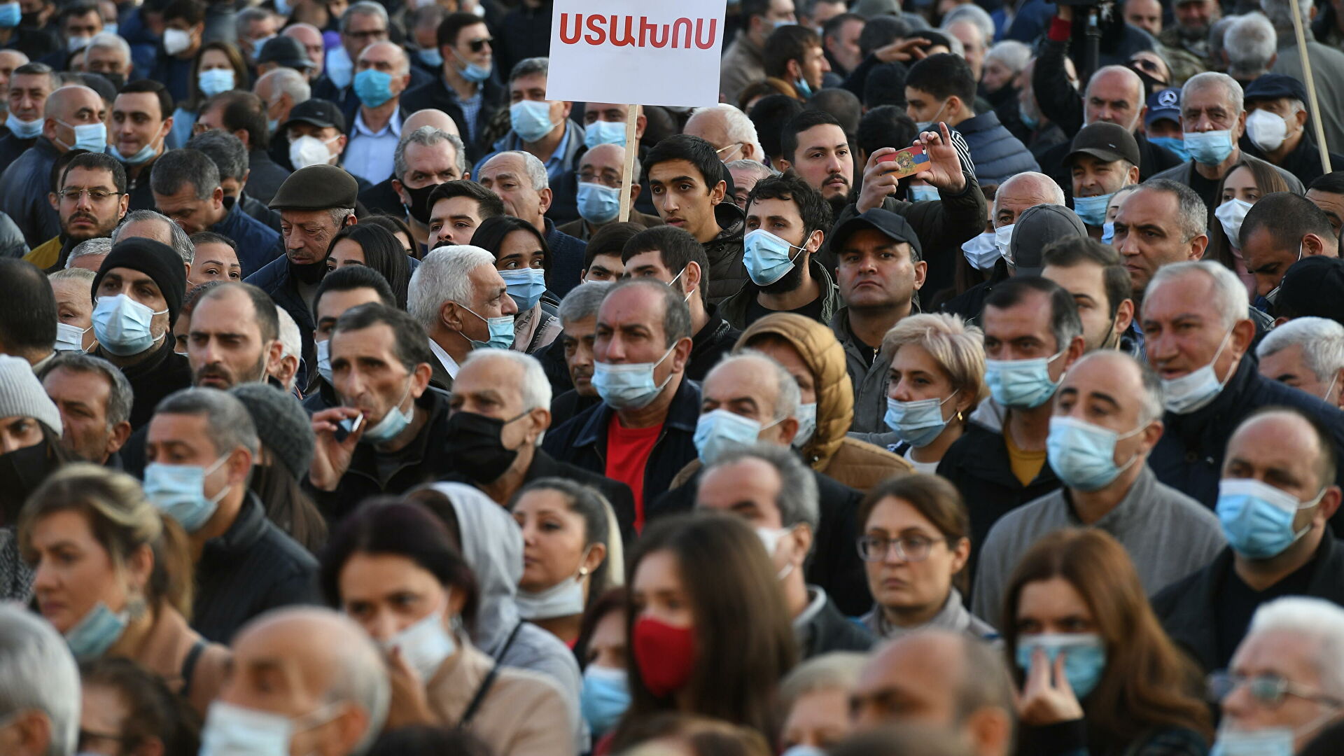 В Ереване многотысячный митинг оппозиции выставил ультиматум по Карабаху и Пашиняну