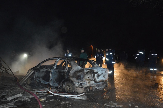 Сильный пожар на АЗС в Днепропетровске: пострадали люди, огнем полностью уничтожены несколько машин