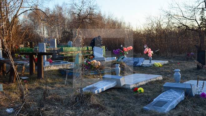 Зашкаливающая бездуховность: в России дети, хвастаясь друг перед другом силой, разгромили более 30 надгробий на кладбище