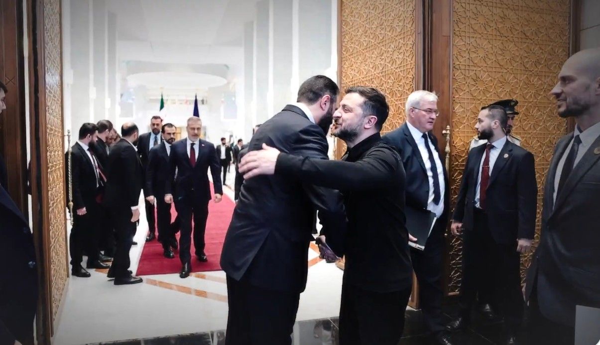 Россия такого точно не получала: Зеленского в Сирии встретили с оркестром, флагами и объятиями — кадры удивили экспертов