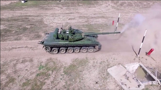 "Красавцы-танки Т-80 отправляются на передовую", - Порошенко рассказал о новой партии танков, которые будут поставлены украинским десантникам и показал кадры испытаний