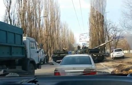 В Макеевке столкнулись танки ДНР. Видео