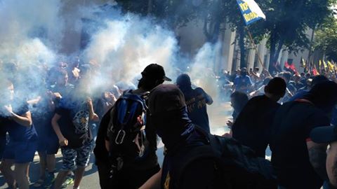 ​Обстановка накаляется: под Радой в Киеве между полицией и Национальным корпусом произошла стычка – применили газ – кадры