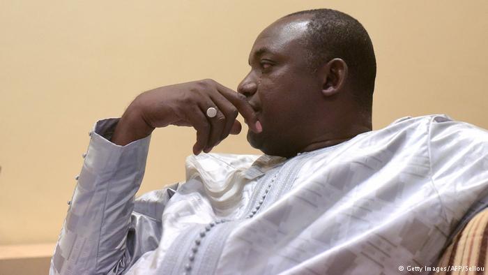Пока диктатор Гамбии Яйя Джамме держится за свой трон, избранный президент Адама Бэрроу принес присягу в Сенегале 