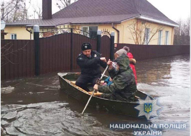 Наводнение в Сумской области: город Ахтырка заливает водой, спасатели экстренно эвакуируют местное население - кадры