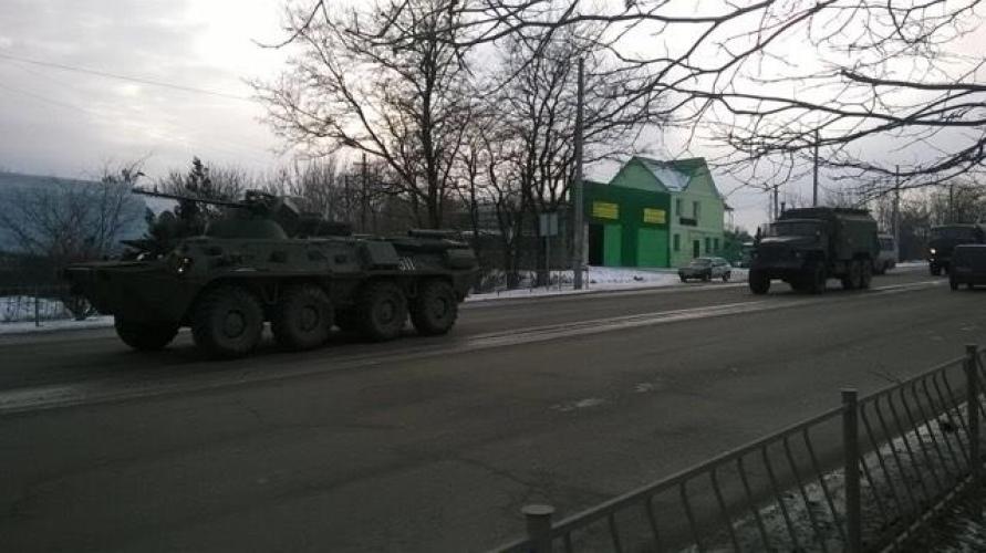 В Симферополь неожиданно перебросили колонну российской военной техники: жители Крыма успели сделать и опубликовать несколько фотографий техники российских оккупантов 