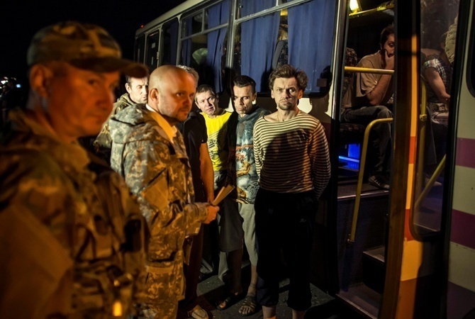 Главное за день 26 декабря: Киев и ДНР обменяли пленных; Турчинов о военном положении; Янукович вернулся в Донецк