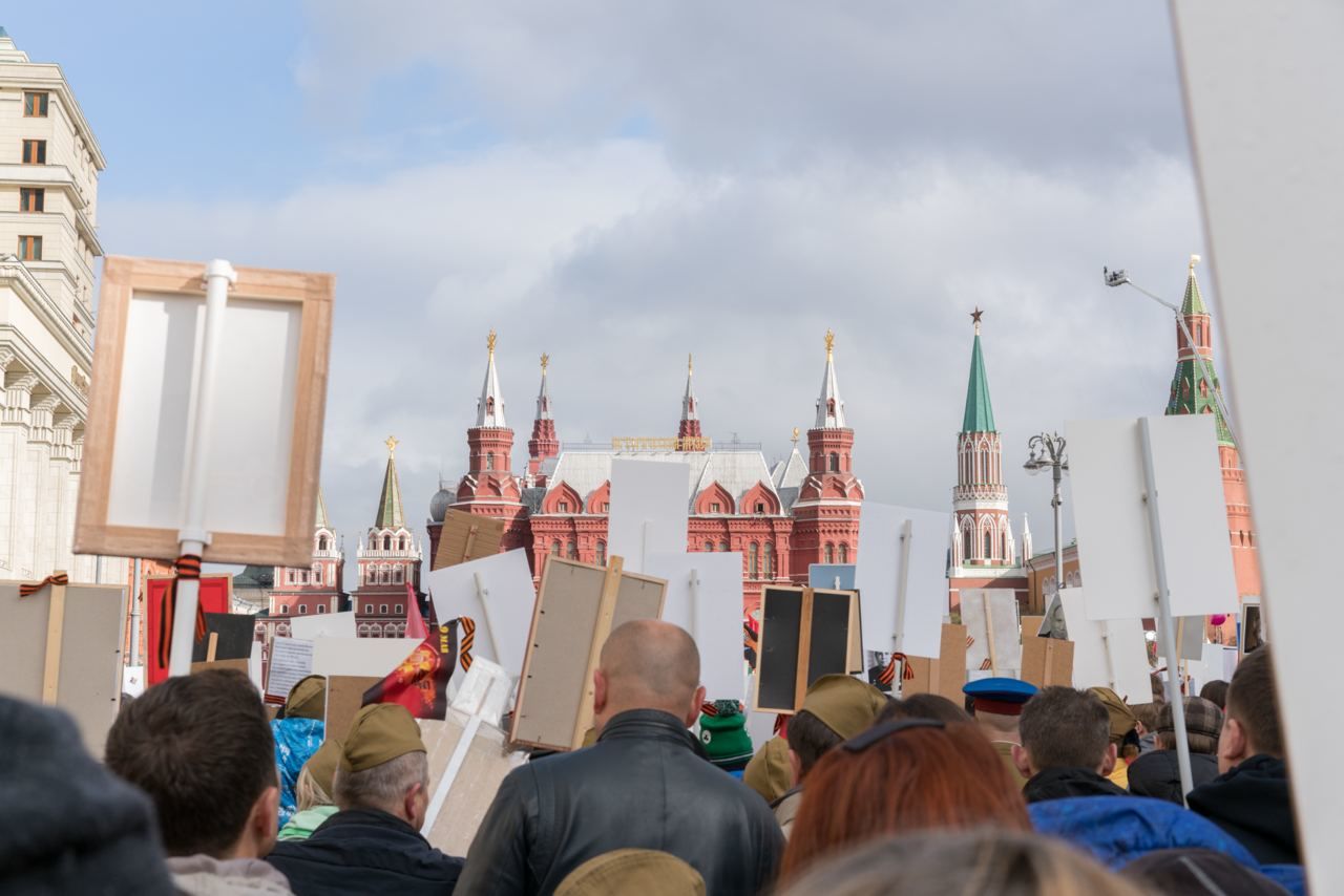 В России срочно "отменяют 9 мая" после массированного налета украинских беспилотников 