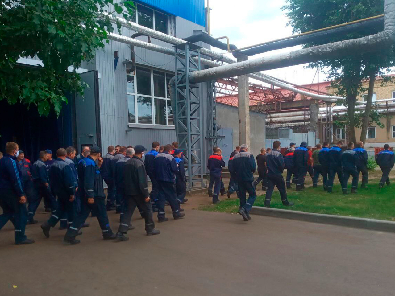 В Беларуси все больше заводов бастует, на улицы вышли тысячи людей