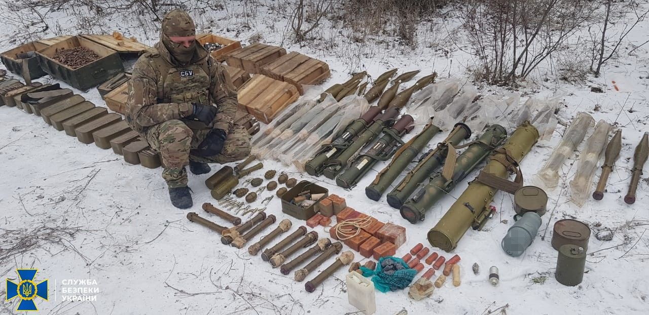 СБУ на Донбассе нашла целый схрон российского оружия, принадлежащего диверсантам, - кадры
