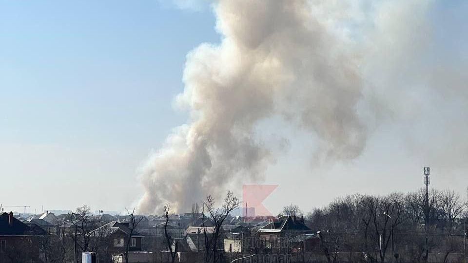 ​"Бавовна" в Краснодаре: летное училище в огне после "серии хлопков", город в дыму