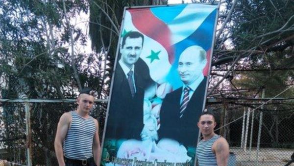 Красная икра, колбаса и футболка: как Минобороны РФ поздравило с Новым Годом своих солдат в Сирии