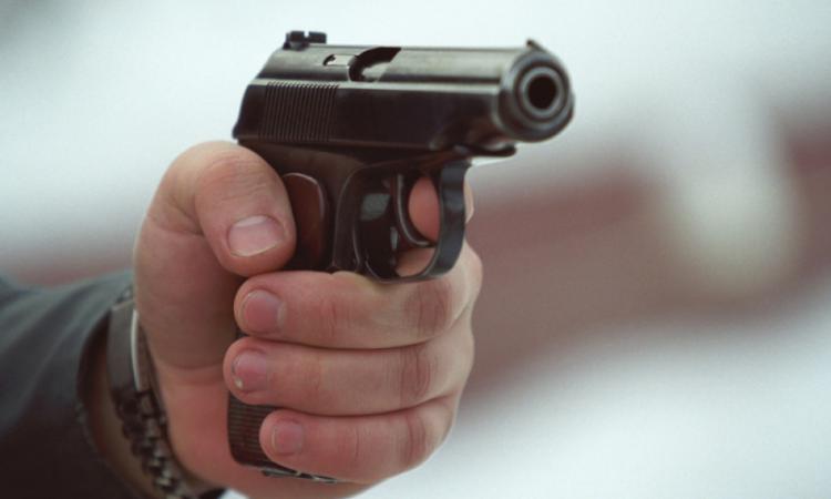 В Днепре мужчина стрелял по людям на остановке: полиция едва спасла хулигана от суда Линча