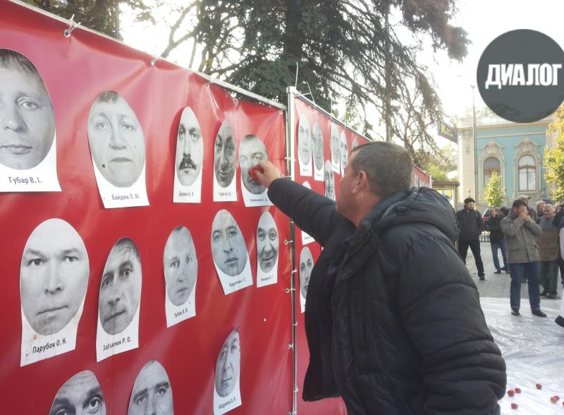 Как в Киеве проходил антикоррупционный митинг: помидоры, депутаты и погибший мужчина