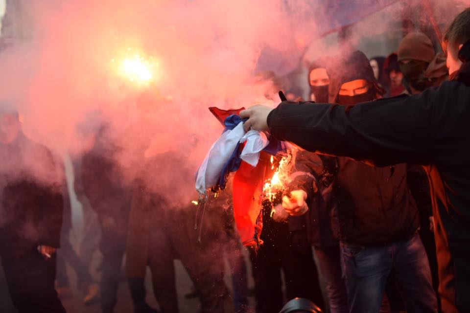 В Киеве на акции в Центре российской культуры националисты затоптали и сожгли флаг России - кадры