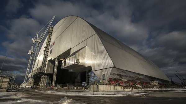 Украина триумфально завершила работы по покрытию Чернобыльской АЭС новым саркофагом: опубликовано фото 