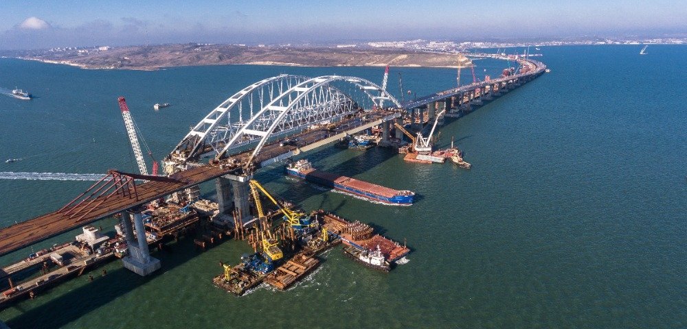Новое ЧП на Крымском мосту: халатность рабочих или досадная случайность