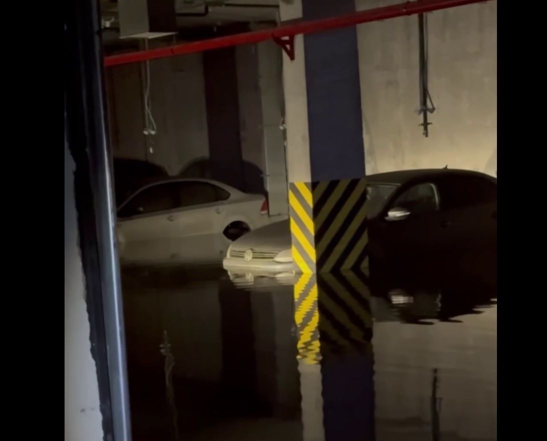 В Петербурге в ЖК затопило подземный паркинг с авто: воды сотни метров высотой по колено
