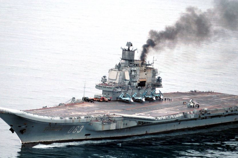 ​Коптящую "гордость" РФ авианосец "Адмирал Кузнецов" обнесли военные: украдены почти 400 радиодеталей
