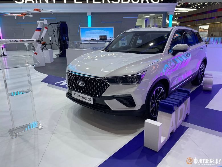 В России скандал из-за аферы с производством "Лады 5": новая модель "Автоваза" оказалась с "сюрпризом"