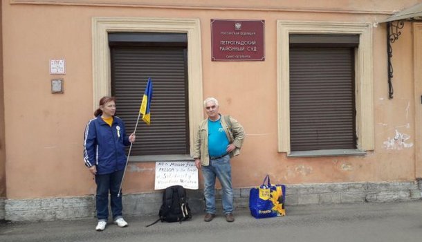 Россиян в Санкт-Петербурге обвинили в нарушении законов РФ после смелой акции с флагом Украины - кадры