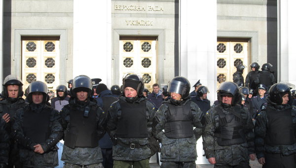 Для люстрации митингующие привезли к стенам ВР Украины "золотой" мусорный бак