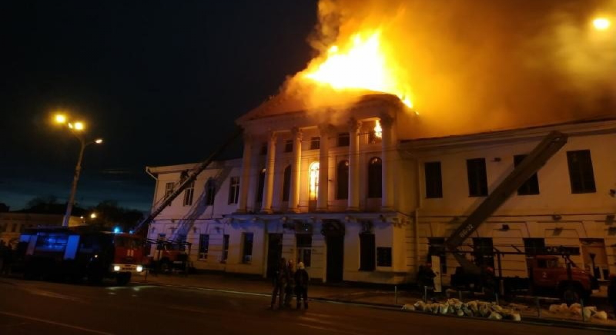 В Полтаве вспыхнуло здание бывшего кинотеатра – не обошлось без жертв