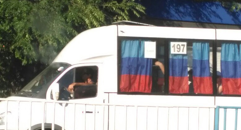 В Сети посмеялись над водителем луганской маршрутки, пустившим флаг "ЛНР" на занавески