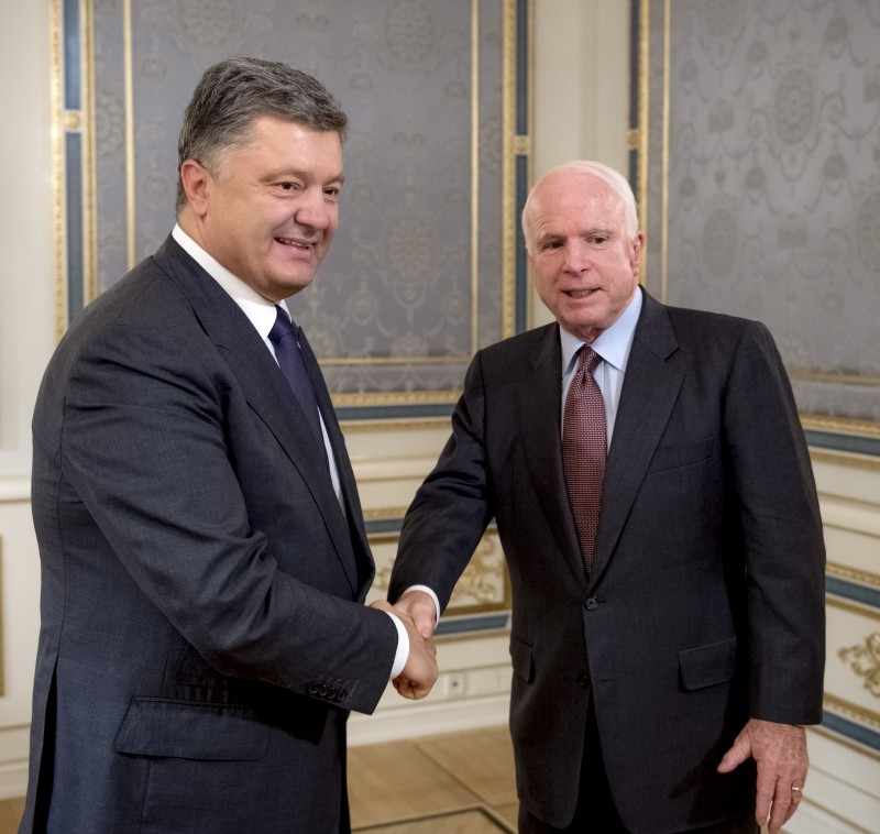 Порошенко - Маккейну: Россия использует Донбасс как полигон для испытания оружия