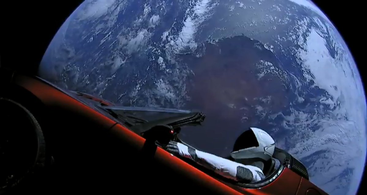 Пока Tesla Илона Маска летит к Марсу, земляне в соцсетях веселят друг друга потешными фотожабами