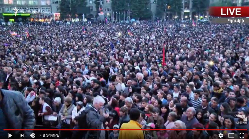 Протесты в Армении охватили Гюмри: в городе, где расположена российская военная база, на площадь вышла многотысячная толпа - кадры