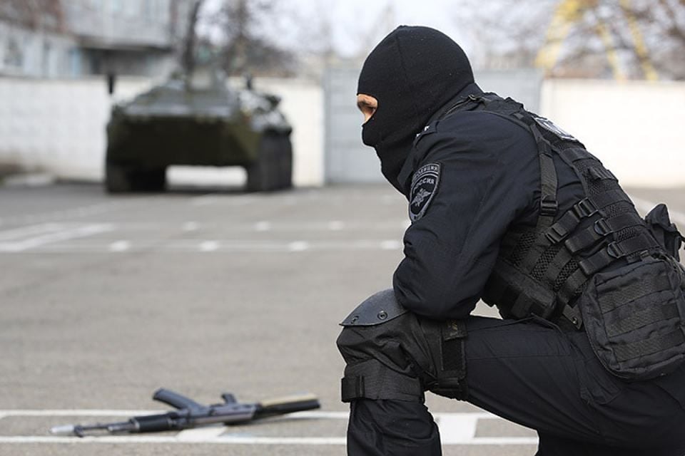 Новий теракт у Росії потрапив на відео: невідомий підірвав відділ поліції та поранив силовика 